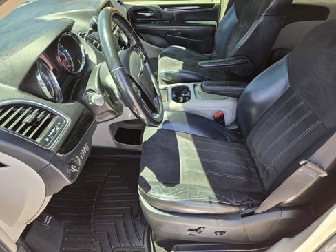 Used 2016 Chrysler Town & Country Limited image 8