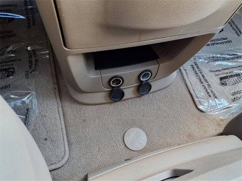 Used 2016 Chrysler Town & Country Touring image 7