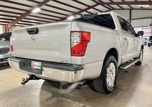 Used 2019 Nissan Titan SV image 2