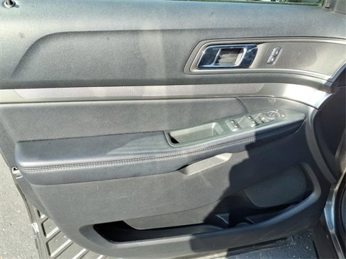 Used 2018 Ford Explorer XLT w/ Equipment Group 202A image 13