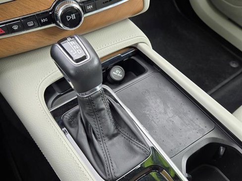 Certified 2021 Volvo XC90 T6 Momentum image 22