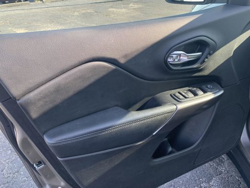 Used 2019 Jeep Cherokee Limited image 13