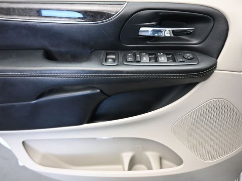 Used 2015 Chrysler Town & Country Touring-L w/ Driver Convenience Group image 10