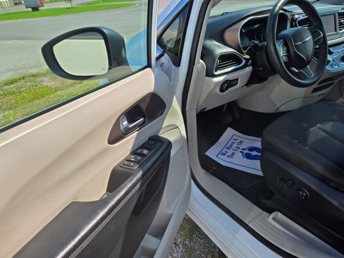 Used 2022 Chrysler Voyager LX image 6