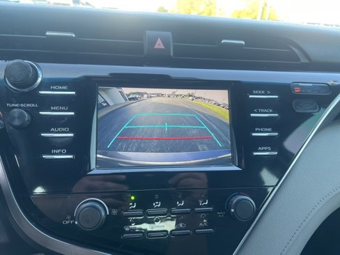 Used 2018 Toyota Camry LE image 25