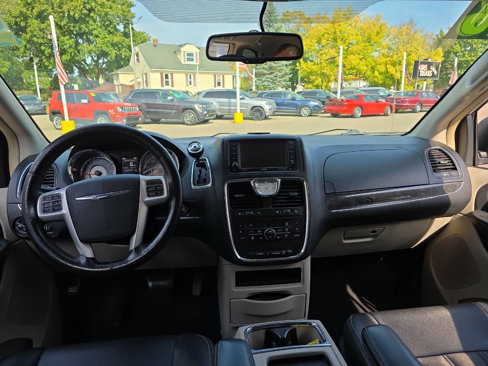 Used 2016 Chrysler Town & Country Touring w/ Driver Convenience Group image 25