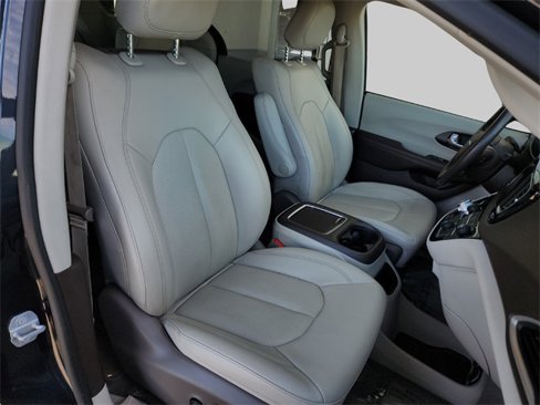 Used 2020 Chrysler Pacifica Touring-L Plus w/ Tire & Wheel Group image 36