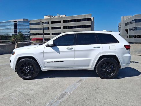 Used 2018 Jeep Grand Cherokee Altitude image 2