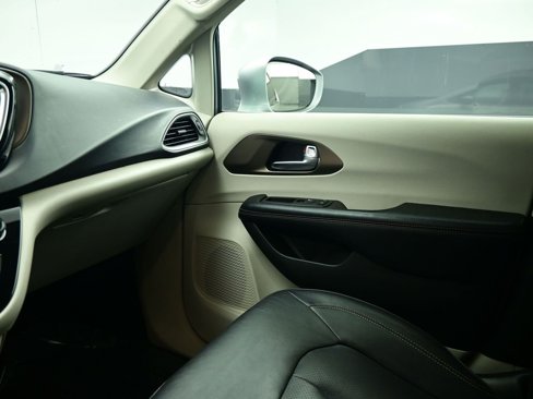 Used 2019 Chrysler Pacifica Touring-L image 16