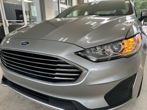 Used 2020 Ford Fusion SE image 1