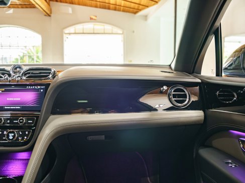Used 2022 Bentley Bentayga image 17