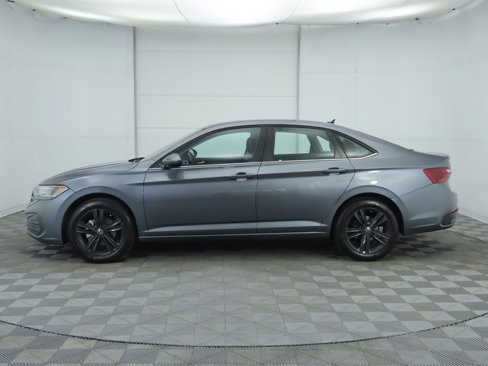 Certified 2024 Volkswagen Jetta SE image 9