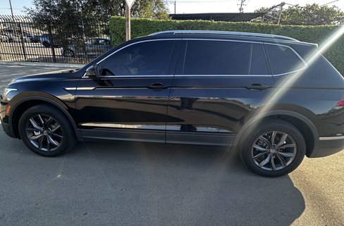 Used 2023 Volkswagen Tiguan SE w/ Panoramic Sunroof Package image 2