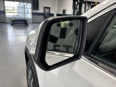 Used 2023 GMC Acadia SLE image 6