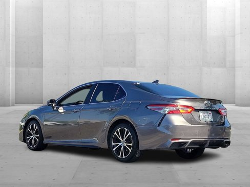 Used 2019 Toyota Camry L image 2