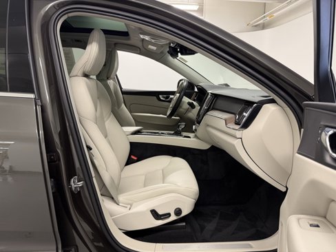 Used 2021 Volvo XC60 T5 Momentum w/ Protection Package image 21