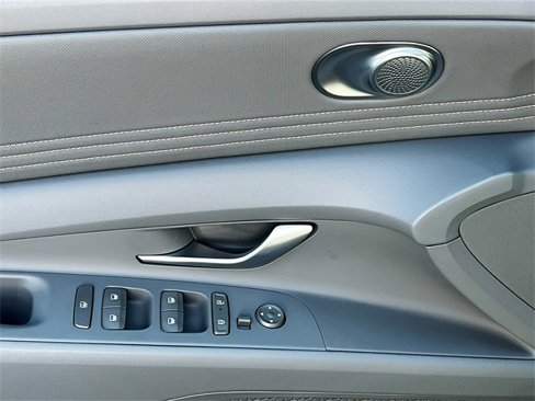 New 2025 Hyundai Elantra SEL image 18