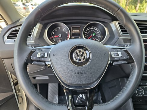 Used 2020 Volkswagen Tiguan SE w/ Panoramic Sunroof Package image 32