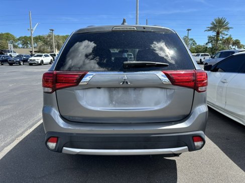 Used 2017 Mitsubishi Outlander SE image 6