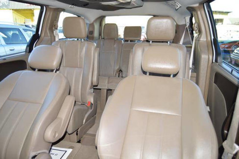 Used 2016 Chrysler Town & Country Touring-L image 18