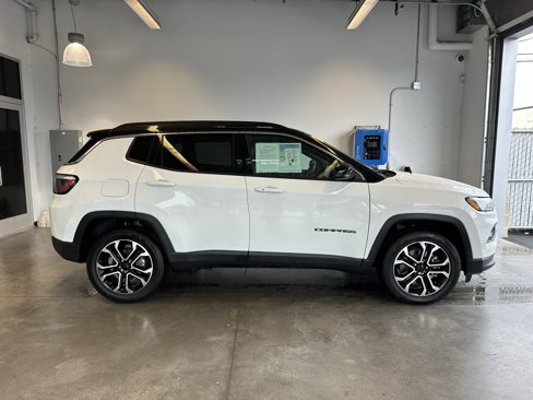 Used 2024 Jeep Compass Limited image 2