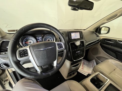 Used 2011 Chrysler Town & Country Touring-L w/ Entertainment Group #2 image 10