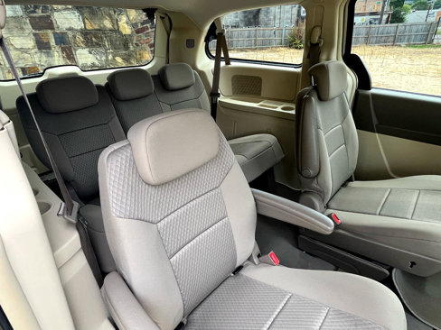 Used 2010 Chrysler Town & Country Touring image 48