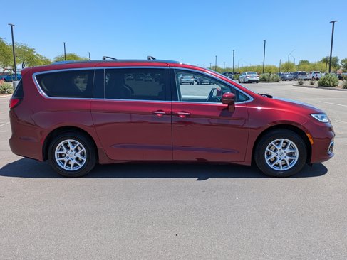 Used 2021 Chrysler Pacifica Touring-L image 7