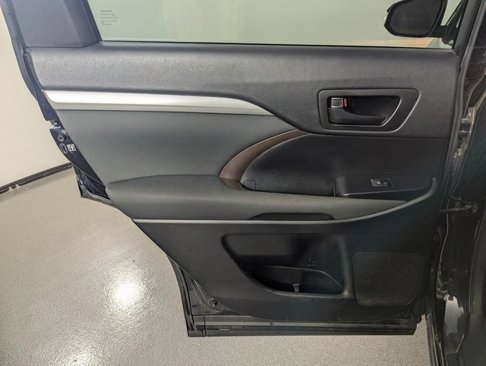 Used 2017 Toyota Highlander LE image 14