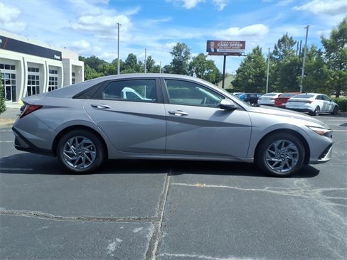 Used 2024 Hyundai Elantra SEL image 25