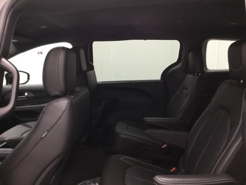 New 2025 Chrysler Pacifica Select image 10