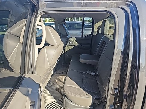 Used 2013 Nissan Frontier SL image 8