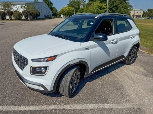 Used 2022 Hyundai Venue Limited w/ Cargo Package image 5