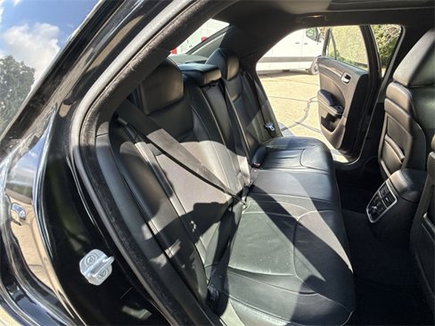 Used 2014 Chrysler 300 C image 27