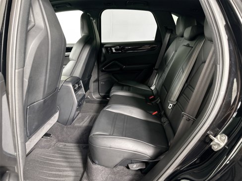 Certified 2023 Porsche Cayenne Platinum Edition image 27