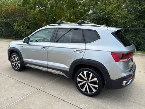 Used 2022 Volkswagen Taos SE image 3