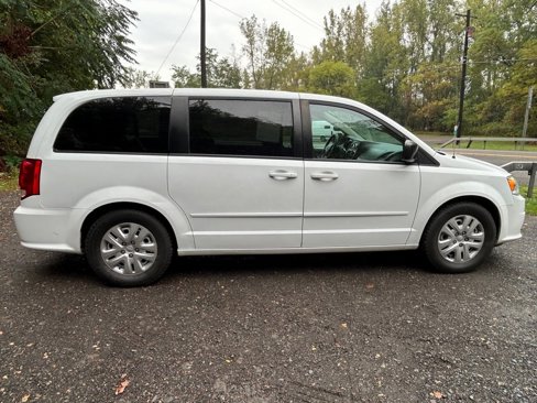 Used 2017 Dodge Grand Caravan SE image 9
