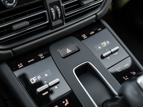 Certified 2022 Porsche Macan image 26
