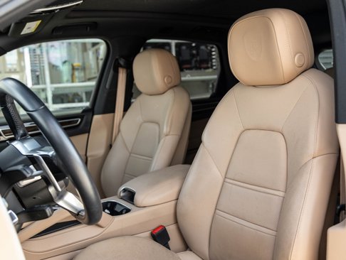 Certified 2022 Porsche Cayenne Platinum Edition image 5