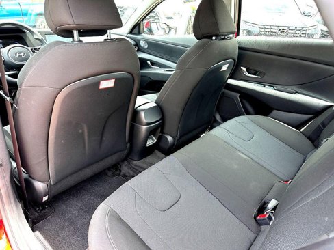 Used 2025 Hyundai Elantra SE image 24