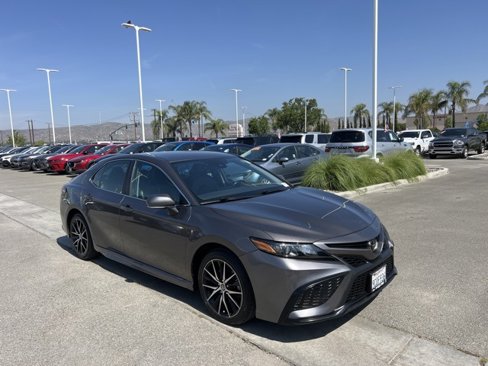 Used 2023 Toyota Camry SE image 2