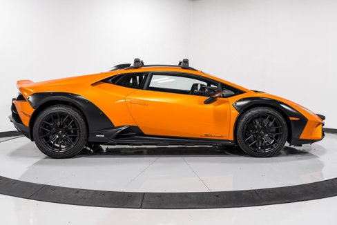 Used 2023 Lamborghini Huracan Sterrato image 2