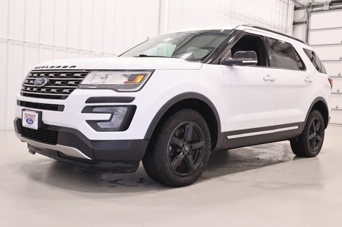 Used 2017 Ford Explorer XLT image 5