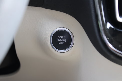 Used 2022 Volvo XC40 T5 Momentum image 25