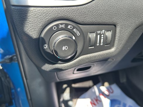 Used 2017 Jeep Cherokee Trailhawk w/ Cold Weather Group image 30