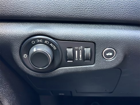 Used 2016 Chrysler 200 Limited image 9