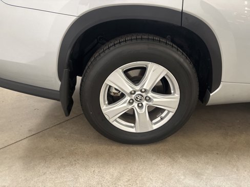 Used 2021 Toyota Highlander LE image 24