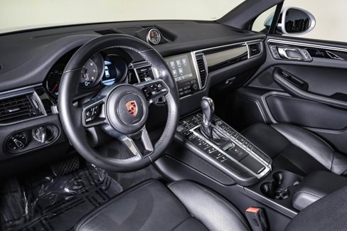 Certified 2018 Porsche Macan image 4