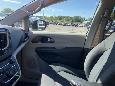 Used 2017 Chrysler Pacifica Touring image 36