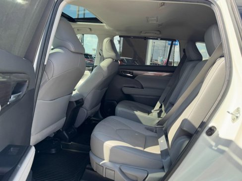 Used 2021 Toyota Highlander Limited image 12